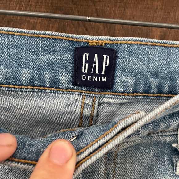 Gap light wash cut off shorts - Picture 2 of 5